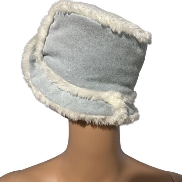 Cute women Astrid Sherpa Bucket Hat no tag measures 10inches
Good condition - Picture 2 of 5